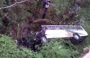 Cuatro muertos y 15 heridos al caer autobús en barranca de Huauchinango