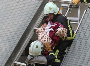 Suman 15 muertos y 477 heridos por sismo de 6.4 en Taiwan