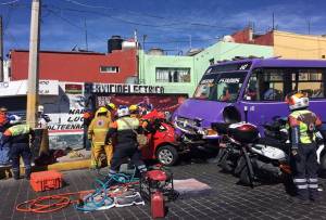 FOTOS: Ruta JBS impactó vehículo en Calzada Zaragoza, hay cinco lesionados