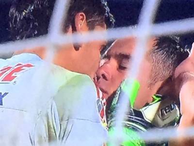 #TigresCampeón: Sigue polémica por beso entre Nahuel Guzmán e Israel Jiménez