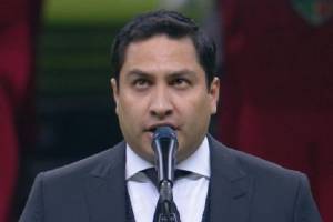 VIDEO: Julión Álvarez causa polémica por interpretación del himno nacional