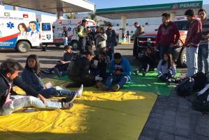 Choque entre microbús universitario y conductora particular deja 25 heridos en Puebla