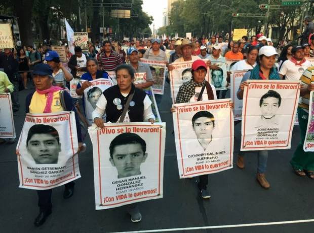 Padres de normalistas desaparecidos piden diálogo con Osorio Chong