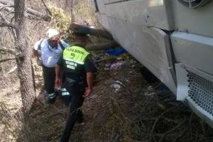 Un muerto y 30 heridos al caer autobús en barranca de la México-Puebla