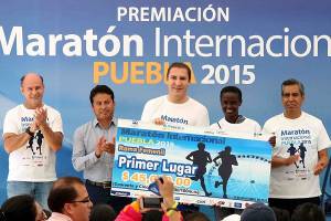 Rafael Moreno Valle premió a ganadores del Maratón Internacional de Puebla 2015