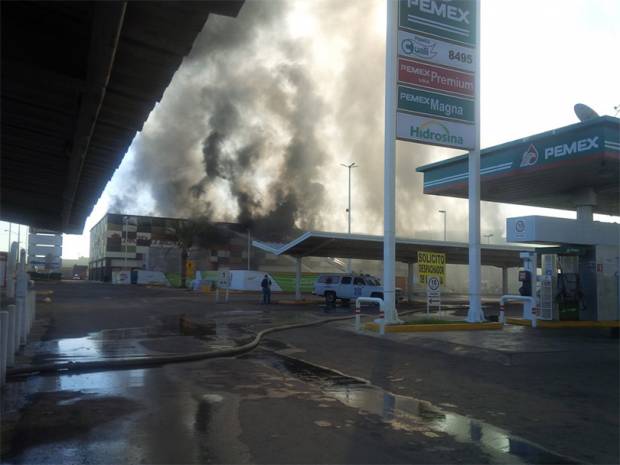 Incendio consume centro comercial de Sinaloa en cinco horas