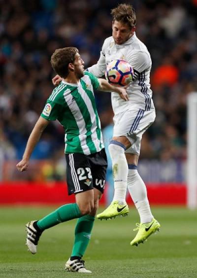 Real Madrid recuperó liderato de la liga española, derrotó 2-1 al Betis