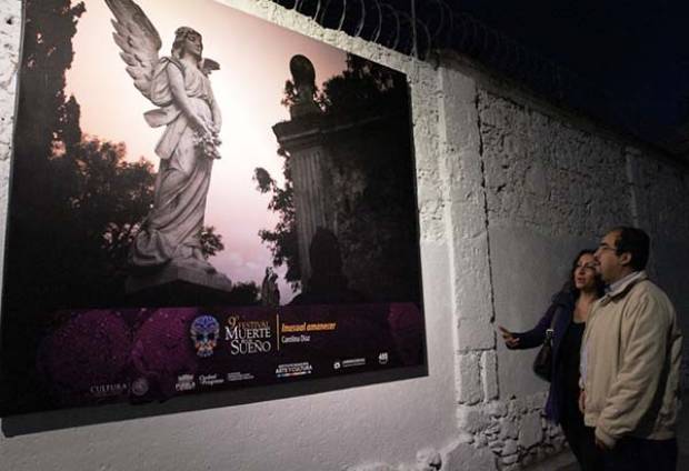 Abren exposición fotográfica en el panteón municipal de Puebla