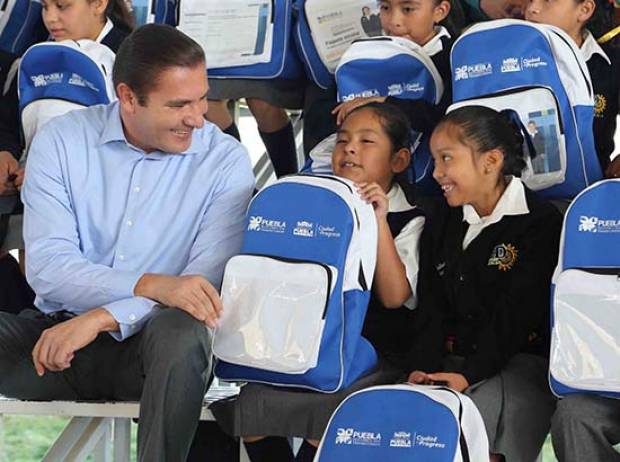 RMV inicia entrega de uniformes y mochilas escolares gratuitos