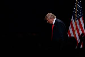 Trump en picada en las encuestas; cambia a jefe de campaña