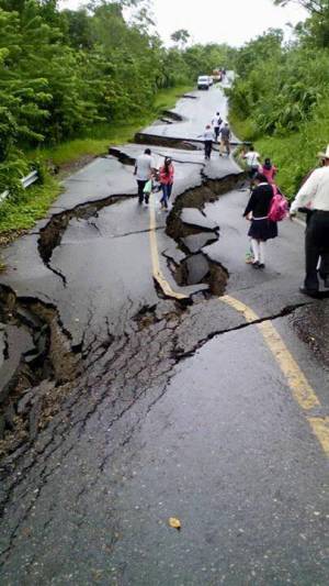 Se hunde carretera en límites de Chiapas y Tabasco por aguaceros