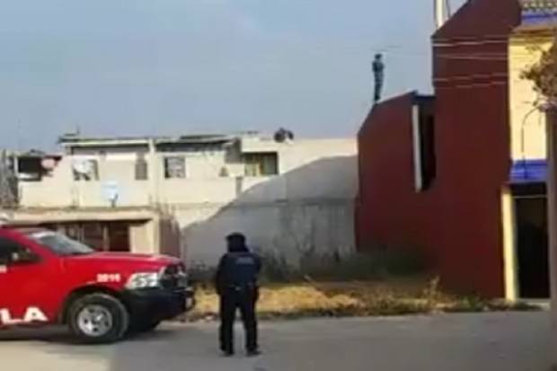 Hombre amenaza con suicidarse arrojándose del techo de una casa en San Ramón
