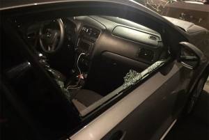Taxistas de la CAPU rompen cristales a vehículos de Uber
