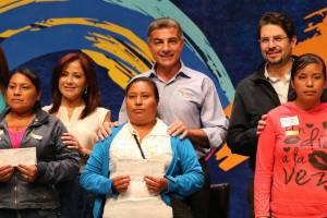 Dinorah López y Tony Gali entregan 4 mil 441 créditos a poblanas para proyectos productivos