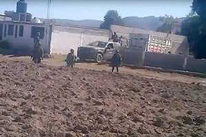 VIDEO: En Palmarito Tochapan enfrentan a militares y defienden a huachicoleros