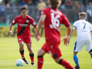 Chicharito se fracturó la mano, se pierde inicio de la Bundesliga