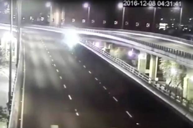VIDEOS: Motociclistas caen del segundo piso del Periférico en CDMX