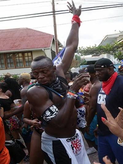 Usain Bolt se olvida del deporte y disfruta del carnaval en TyT