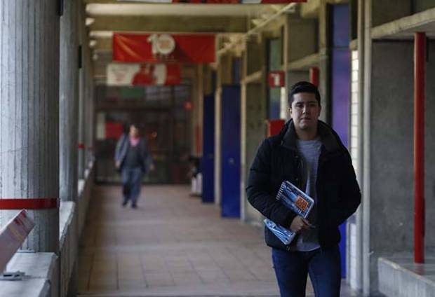 Deserta o abandona la carrera, la mitad de universitarios de Puebla: INEGI