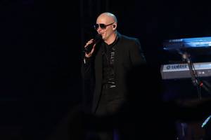 Pitbull cumple con espectacular show gratuito en Puebla