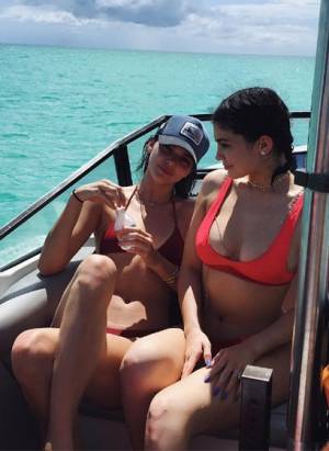 FOTOS: Kylie y Kendall Jenner vacacionan en bikini por el Caribe