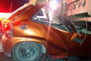 Mueren tres pasajeros de un Chevy al chocar con camión en la Puebla-Tehuacán