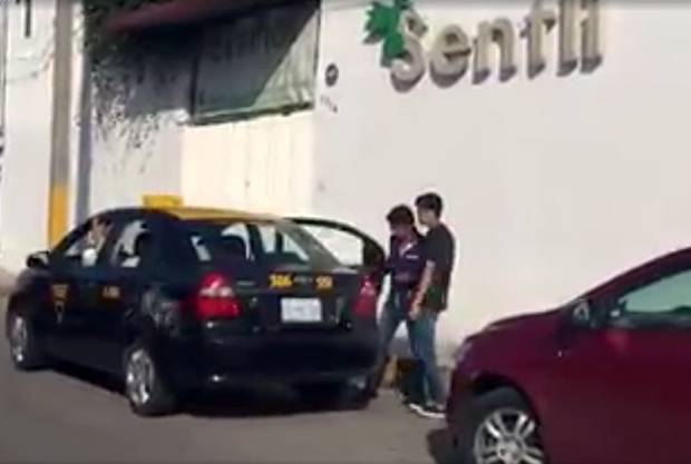 VIDEO: Huyen en taxi al intentar robar llantas en avenida Margaritas