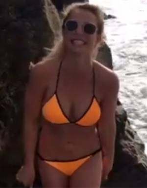 VIDEO: Britney Spears presume figura con sexy bikini amarillo