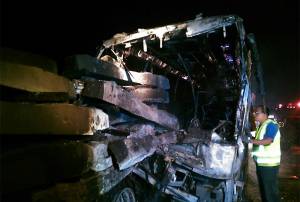Mueren 13 personas en incendio de ADO en autopista Córdoba-Veracruz