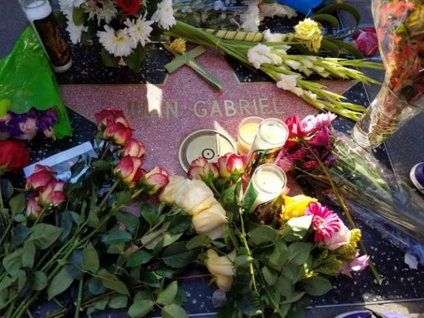 Juan Gabriel: Fans le rinden homenaje en Hollywood