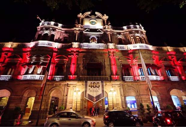 Palacio municipal de Puebla se ilumina de rojo por lucha contra el SIDA