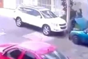 VIDEO: Así se roban las baterías de automóviles en la colonia La Paz