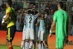 Argentina goleó 3-0 a Colombia y se aferra a Rusia 2018