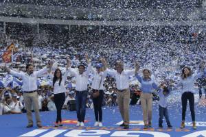 Tony Gali cierra campaña con mitin masivo en el estadio de béisbol de Puebla