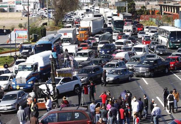 Pemex amenaza con suspender suministro de gasolina si siguen bloqueos carreteros