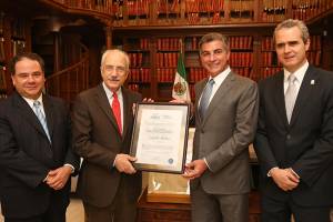 Tony Gali entrega reconocimiento al politólogo Leonardo Morlino