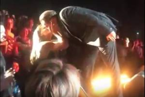 VIDEO: Novia le robó beso a Luis Miguel en pleno concierto en Puebla