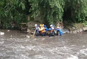 Reanudan búsqueda de joven arrastrado por el río Atoyac en Puebla