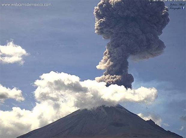 Popocatépetl emite exhalación de 2 mil 500 metros de altura