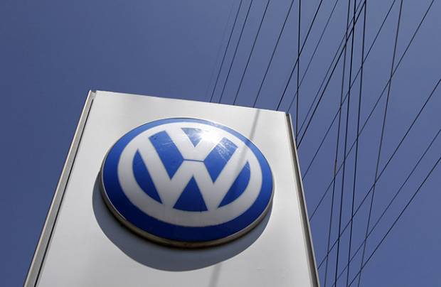Fitch da calificación negativa a Volkswagen por escándalo en motores