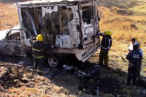 FOTOS: Se incendia camioneta y dejan otras dos con combustible robado