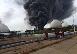 Suman 24 muertos por explosión en petroquímica de Veracruz