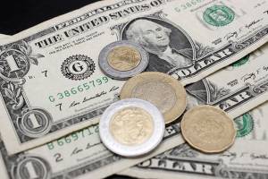 Dólar cierra con nuevo máximo histórico de 18.13 pesos en bancos