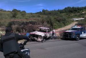 Un muerto y un vehículo calcinado por disputa entre chupaductos de Tlalancaleca