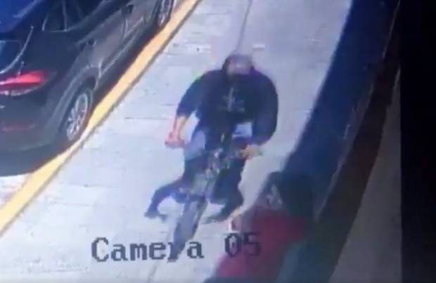 VIDEO: Así se roban los celulares desde una bicicleta en Puebla