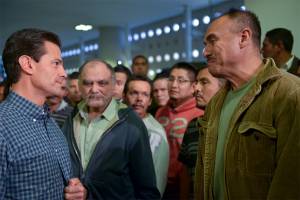Peña Nieto recibe a 135 mexicanos deportados de EU en el AICM