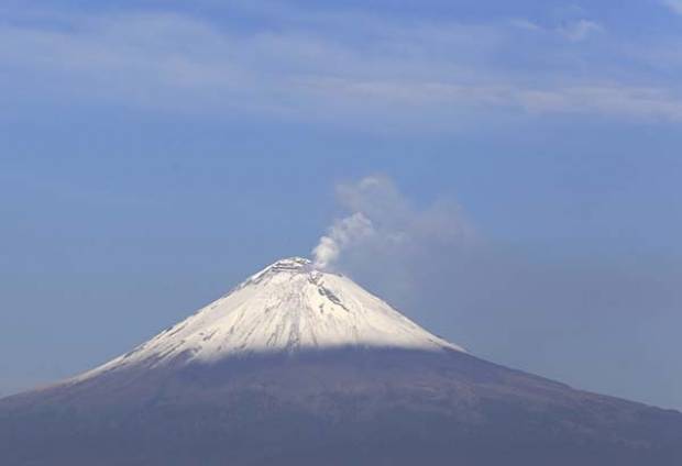 Volcán Popocatépetl arroja fragmentos incandescentes