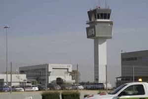 Aeropuerto de Puebla reinicia operaciones al retirar ceniza