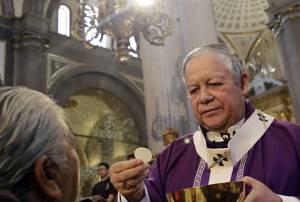 Arzobispo de Puebla deja terapia intensiva pero sigue delicado