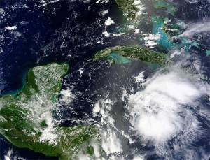 “Earl” se convierte en huracán y amenaza a México y Belice